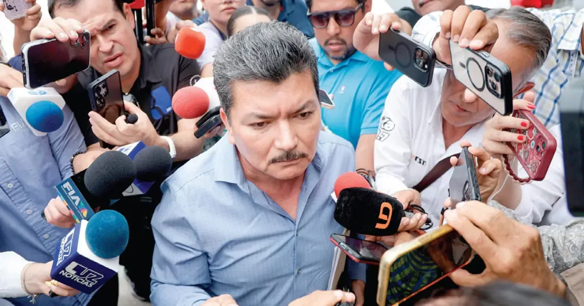 Su esposa asegura que se encuentra en casa, contrarrestando versiones sobre su entrega.