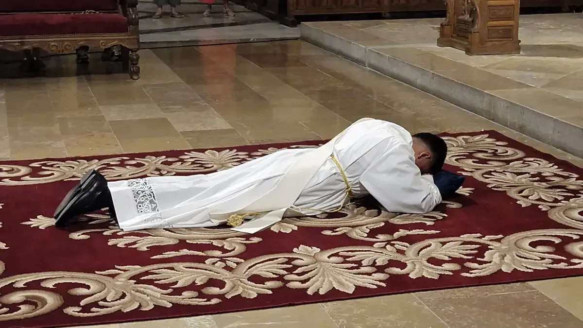 La Diócesis de Huesca celebra la ordenación de un nuevo sacerdote, un momento significativo para la comunidad católica.