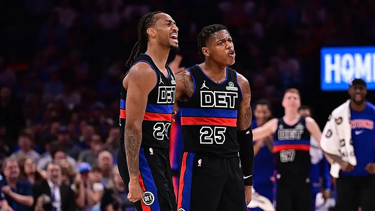 Marcus Sasser y Daniss Jenkins, de Dallas a la NBA, celebran su logro juntos.