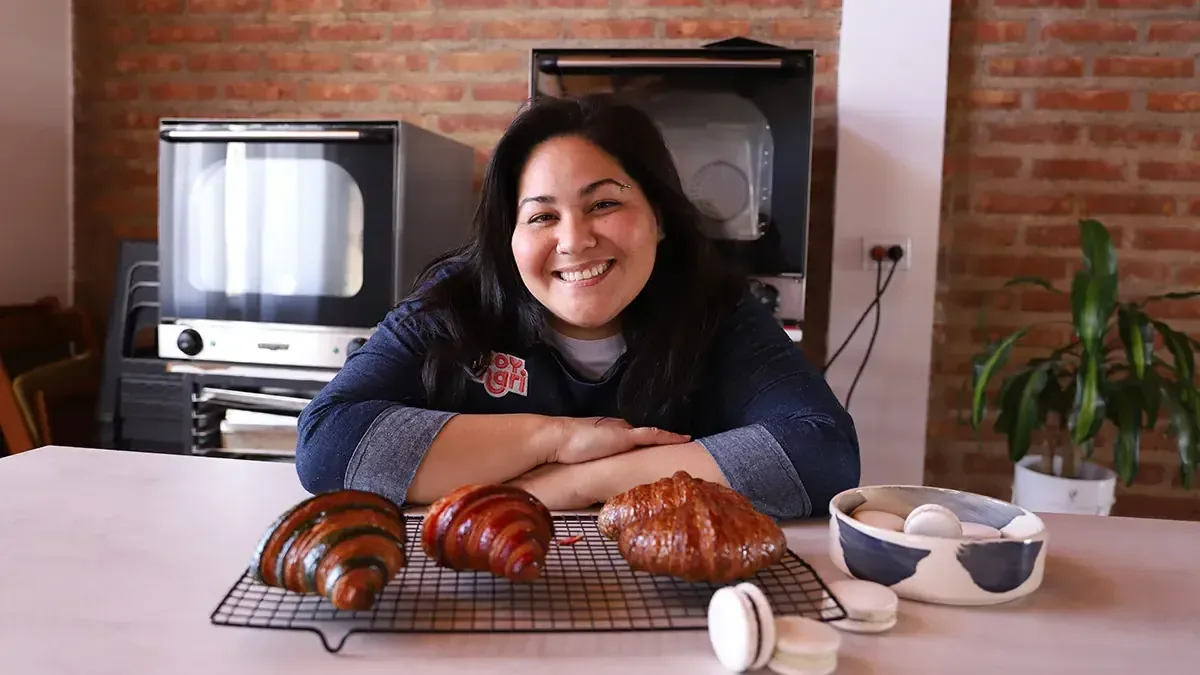 Mariana Villagra capacita a personas para emprender en el mundo de la pastelería.