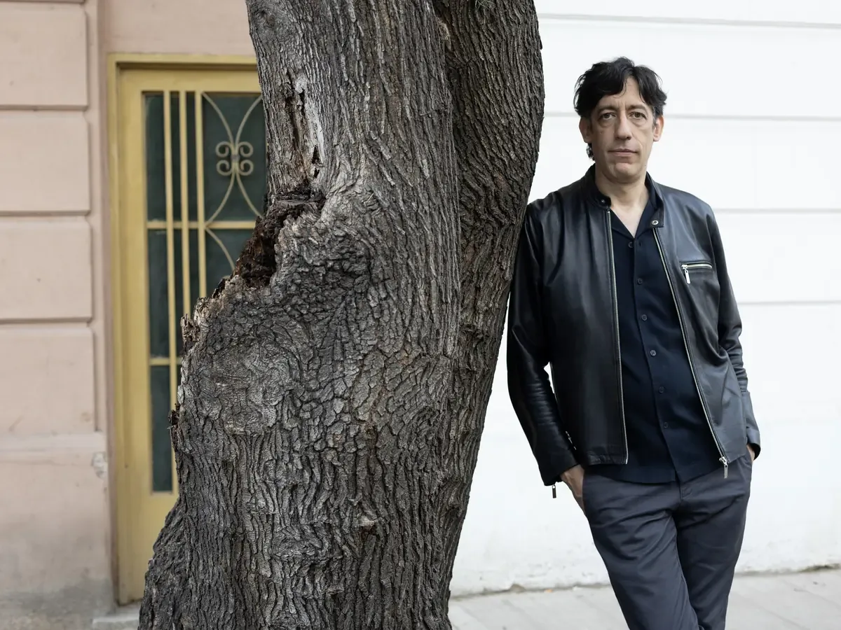 Su carrera se expande entre el teatro independiente y el cine, demostrando versatilidad artística.