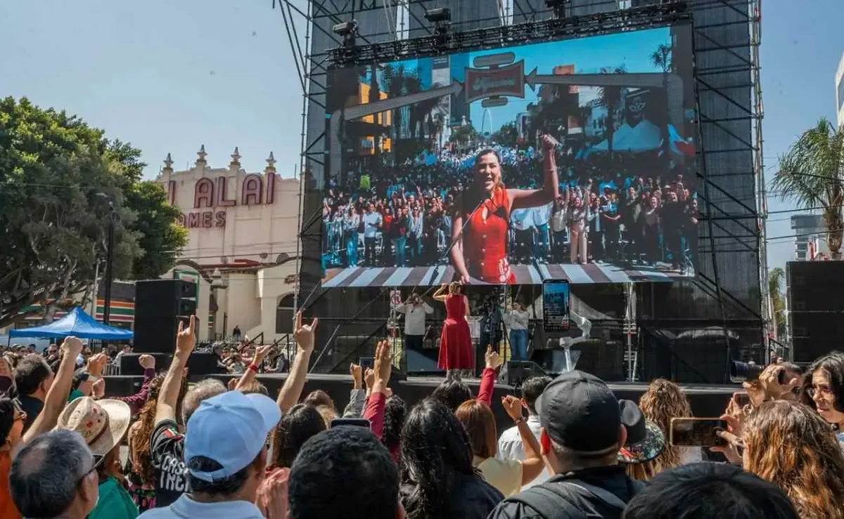 La gobernadora de Baja California destaca los logros y principios del gobierno federal en un evento masivo.