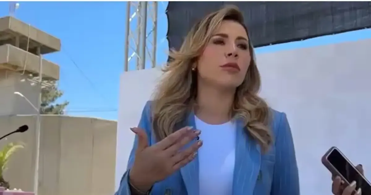 La gobernadora de Baja California insiste en que su relación con autoridades estadounidenses es transparente y formal.