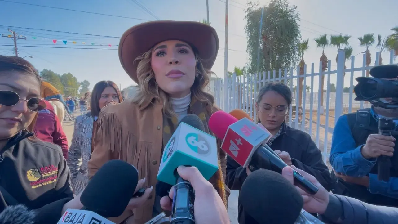 Marina del Pilar Ávila Olmeda dialoga con ciudadanos de San Quintín.
