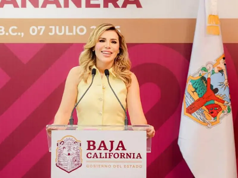 La gobernadora de Baja California está en el centro de la controversia por sus audios revelados, donde coordina un encuentro con el FBI.