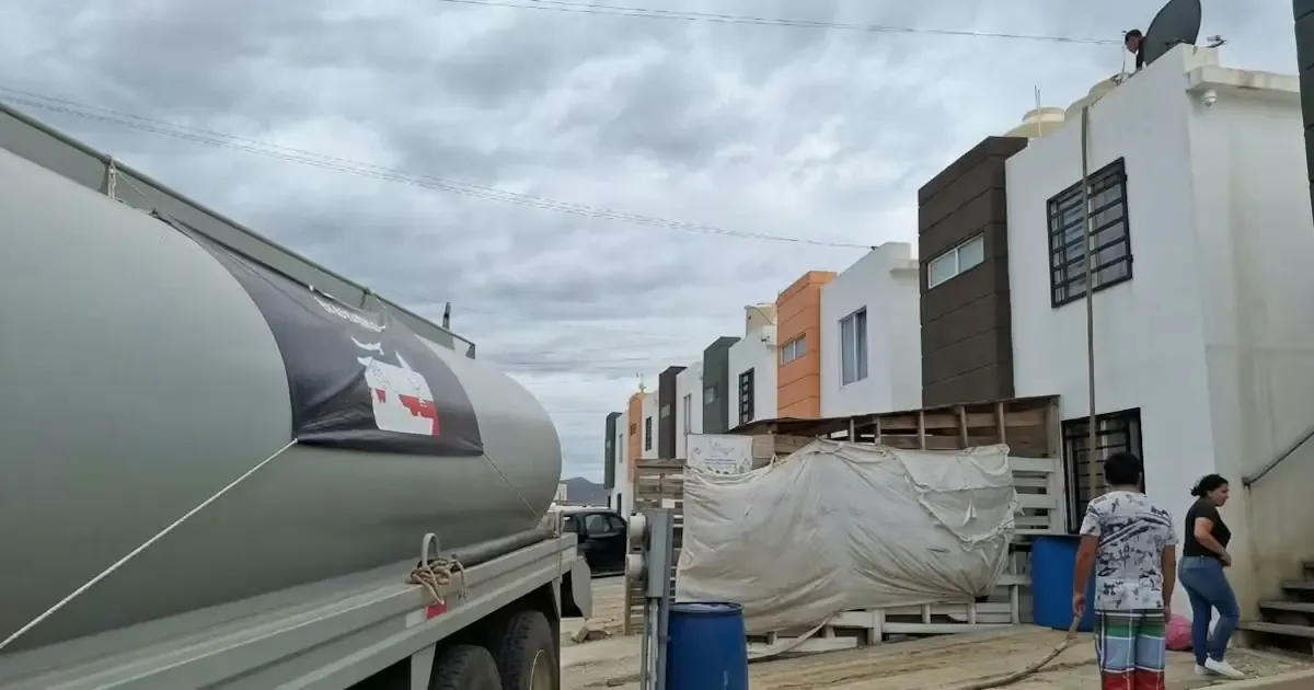 La Secretaría de Marina apoya a comunidades en Ensenada ante la escasez de agua potable.