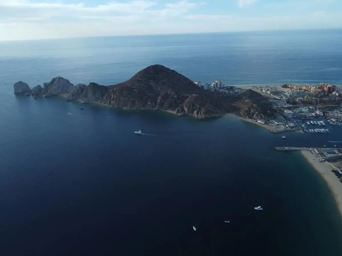 La rápida actuación de la Marina salvó la vida de dos estadounidenses en las costas de Baja California Sur.