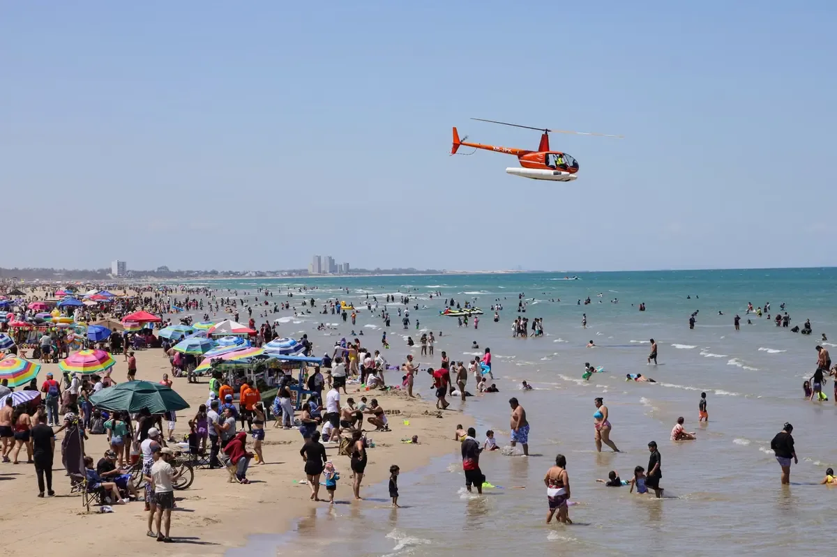 La Operación Salvavidas Verano 2026 brindó seguridad a miles de vacacionistas en la playa de Tamaulipas.