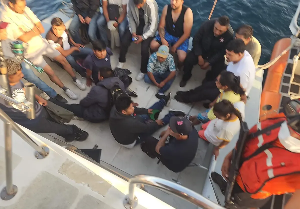 La Secretaría de Marina detiene a cinco presuntos responsables del traslado ilegal en Baja California.