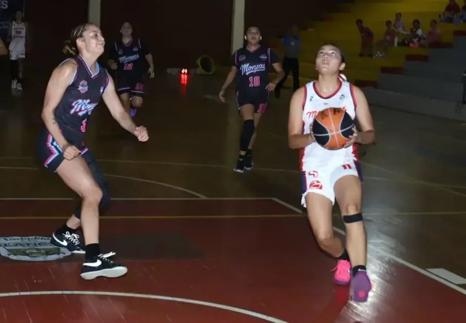 El equipo de baloncesto femenino lucha por asegurar un lugar en la final del Cibapac.