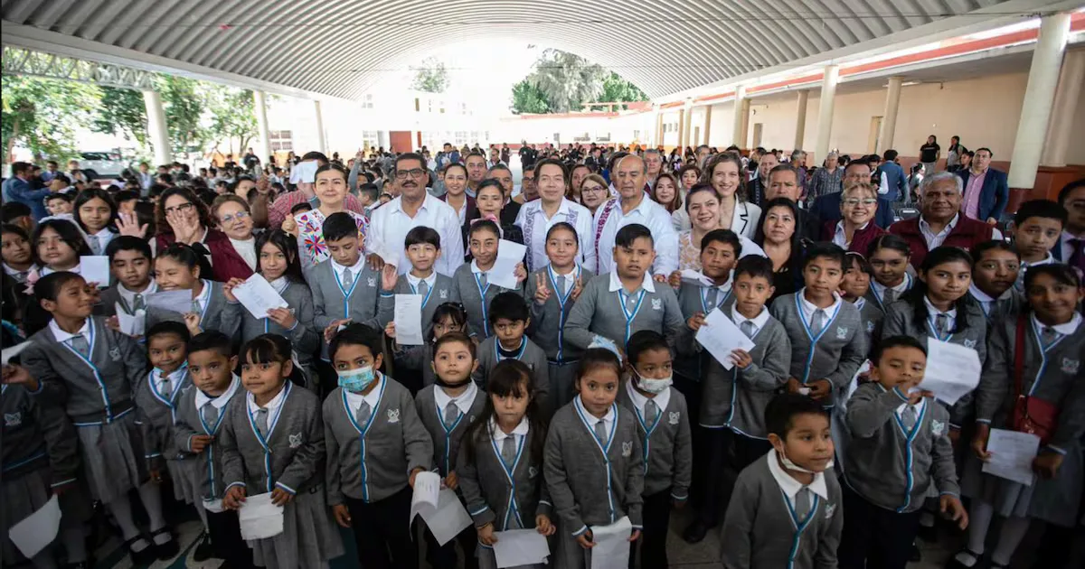 Mario Delgado Carrillo durante su anuncio sobre la lectura en México.