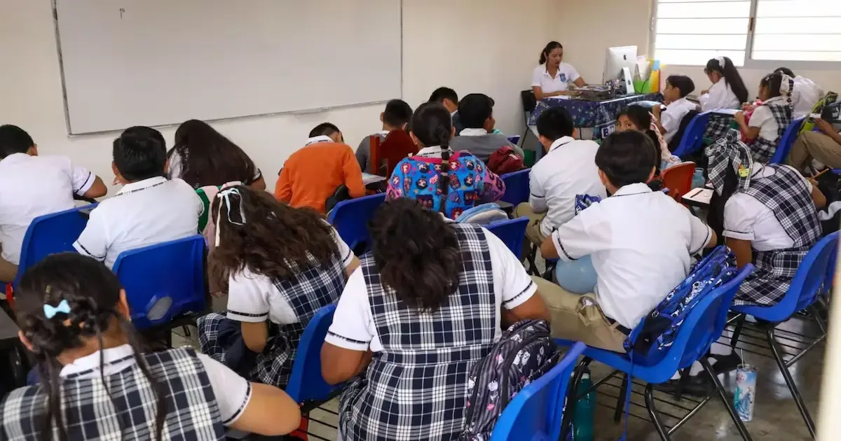 La Secretaría de Educación Pública busca un consenso para regular el uso de dispositivos digitales en escuelas.