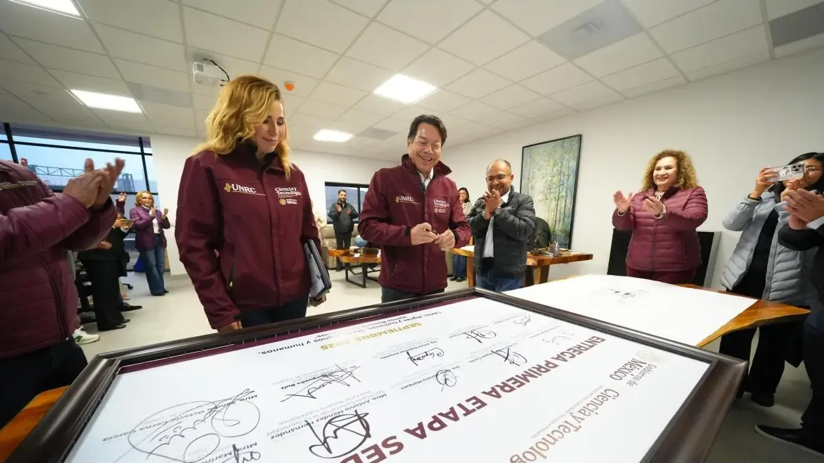 Mario Delgado y Marina del Pilar Ávila supervisando nuevas instalaciones educativas en Tijuana.