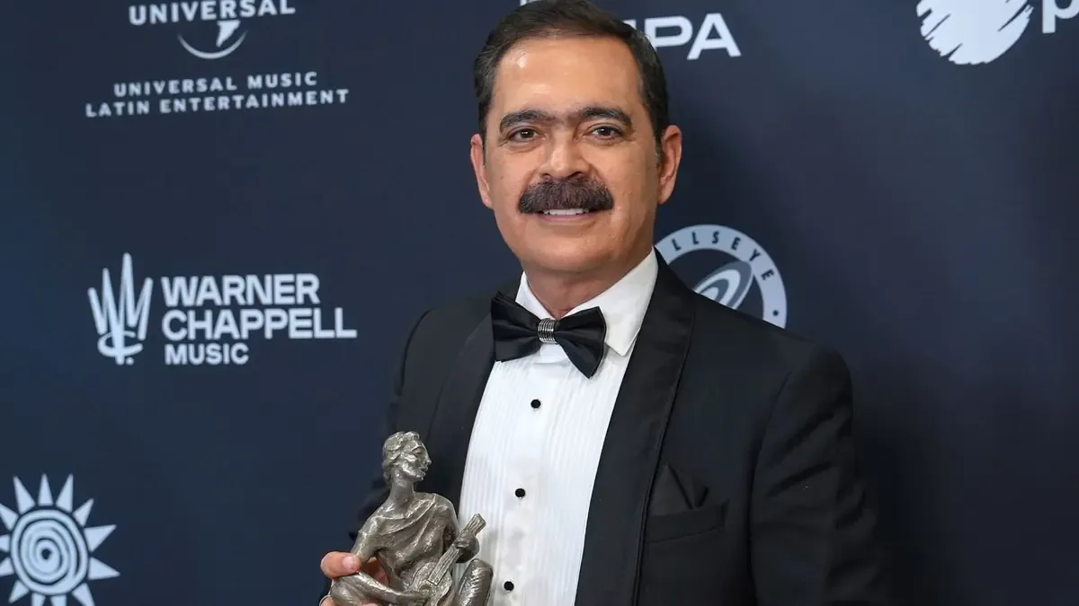 El líder de Los Tucanes de Tijuana celebra su ingreso al Salón de la Fama con el éxito de "La Chona".