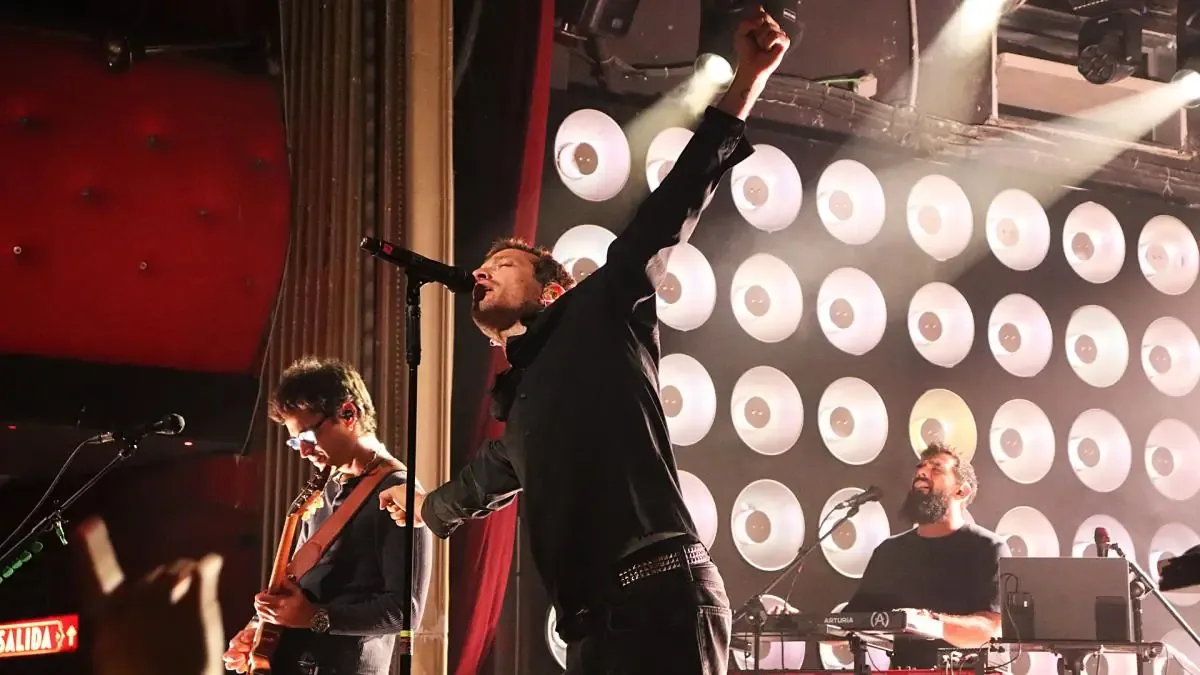 La banda asturiana llenó la Sala Oasis de emociones y buena música en su presentación del fin de semana.