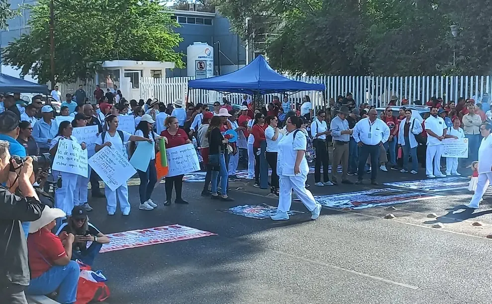 Maestros exigen la intervención del director del Issste ante problemas en hospital.