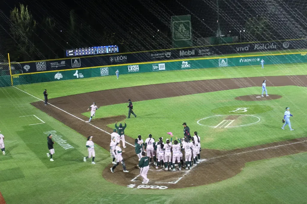 Marta Gasparotto celebra su walk-off home run durante el partido contra Charros de Jalisco.