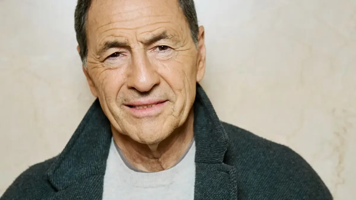 El actor discute su separación y el mensaje de su nueva obra en el Teatro Metropolitan.