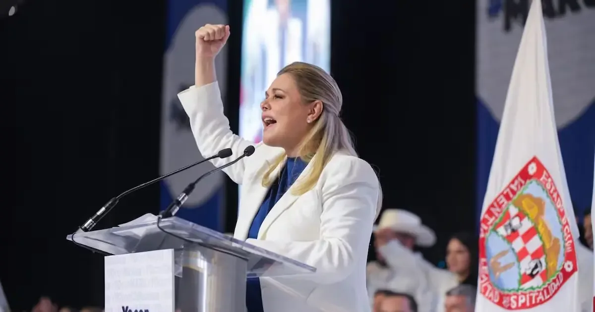 La gobernadora de Chihuahua critica a Morena y defiende su gestión.