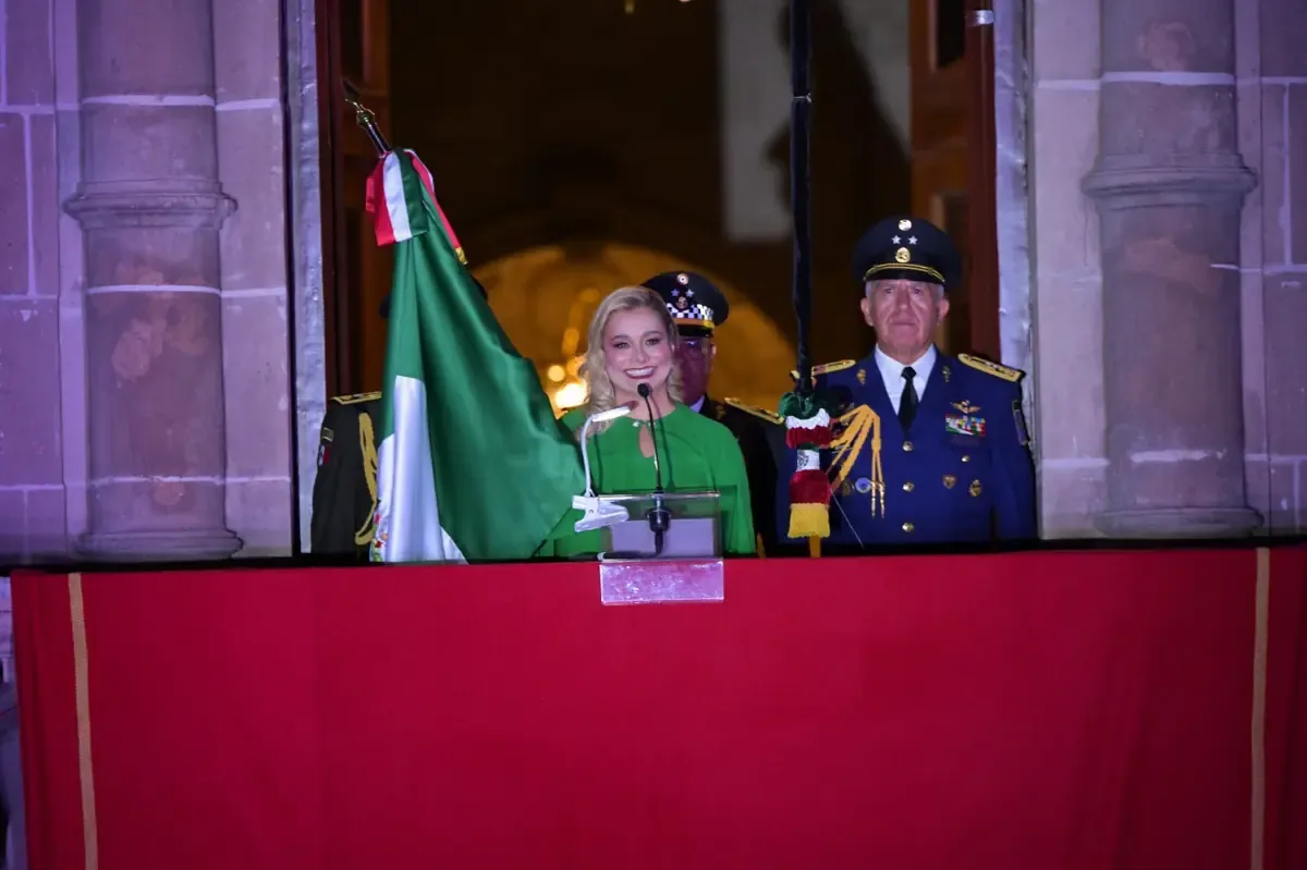 La ceremonia conmemorativa atrae a miles en la Plaza del Ángel, resaltando la historia y cultura chihuahuense.