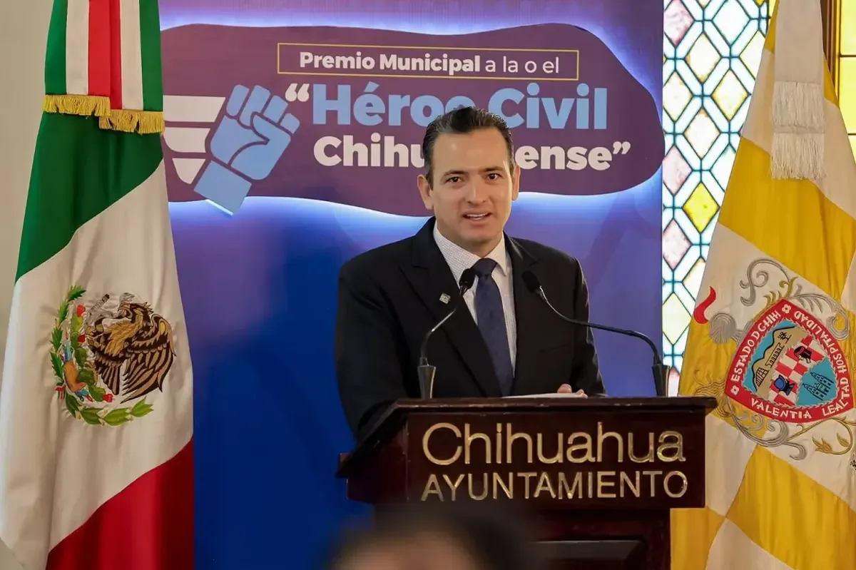 La gobernadora de Chihuahua exige claridad en las investigaciones sobre nexos de funcionarios con el crimen organizado.