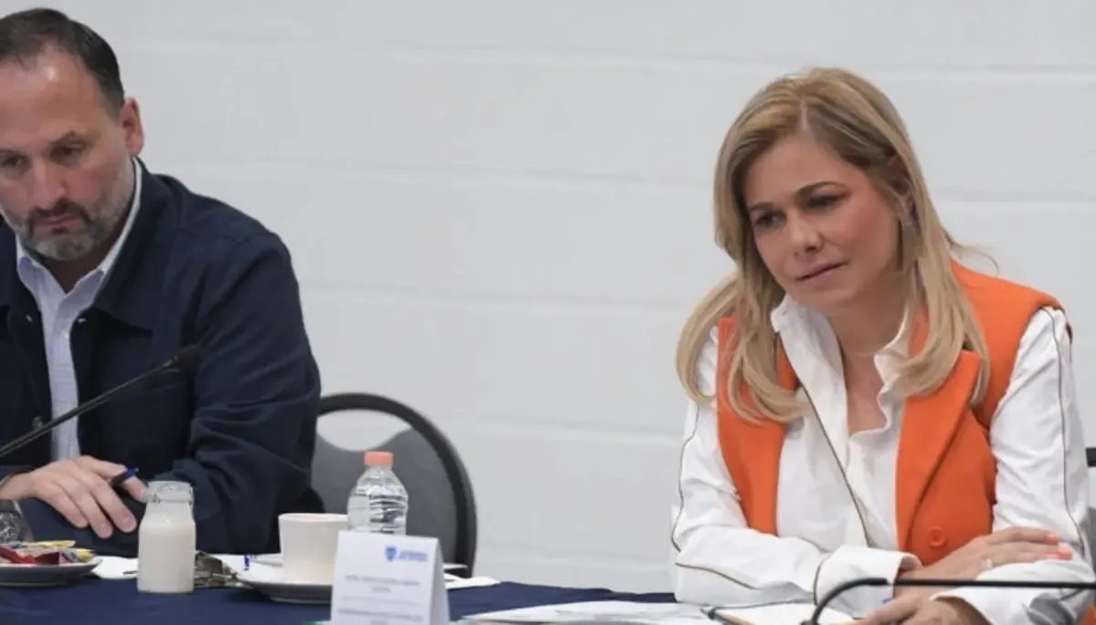 La gobernadora de Chihuahua afirma que acudirá a la comparecencia pese a irregularidades señaladas.