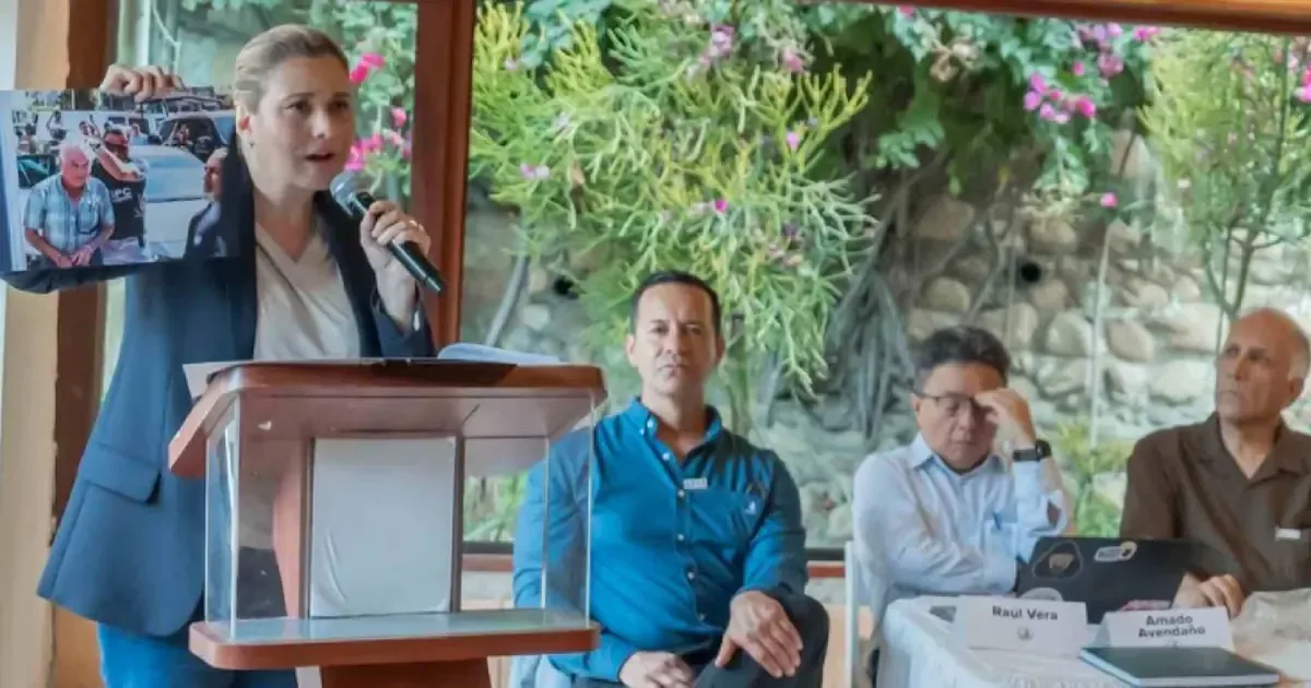 La gobernadora de Chihuahua defiende al exalcalde por su detención y violencia estatal.