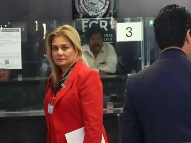 La gobernadora de Chihuahua señala que hay una estrategia para desacreditarla mientras enfrenta un proceso relacionado con agentes estadounidenses.