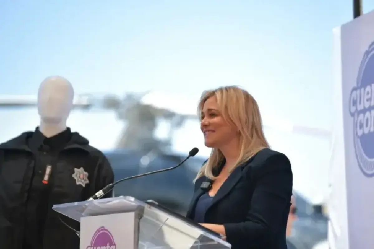 La gobernadora de Chihuahua destaca un avance en indicadores de seguridad mediante equipamiento policial.