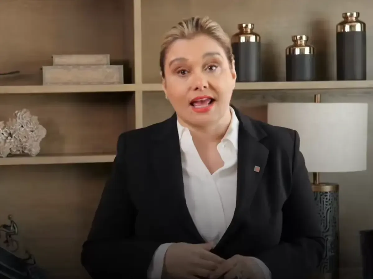 La gobernadora enfrenta críticas por operaciones fallidas, mientras invierte en promoción de su imagen.