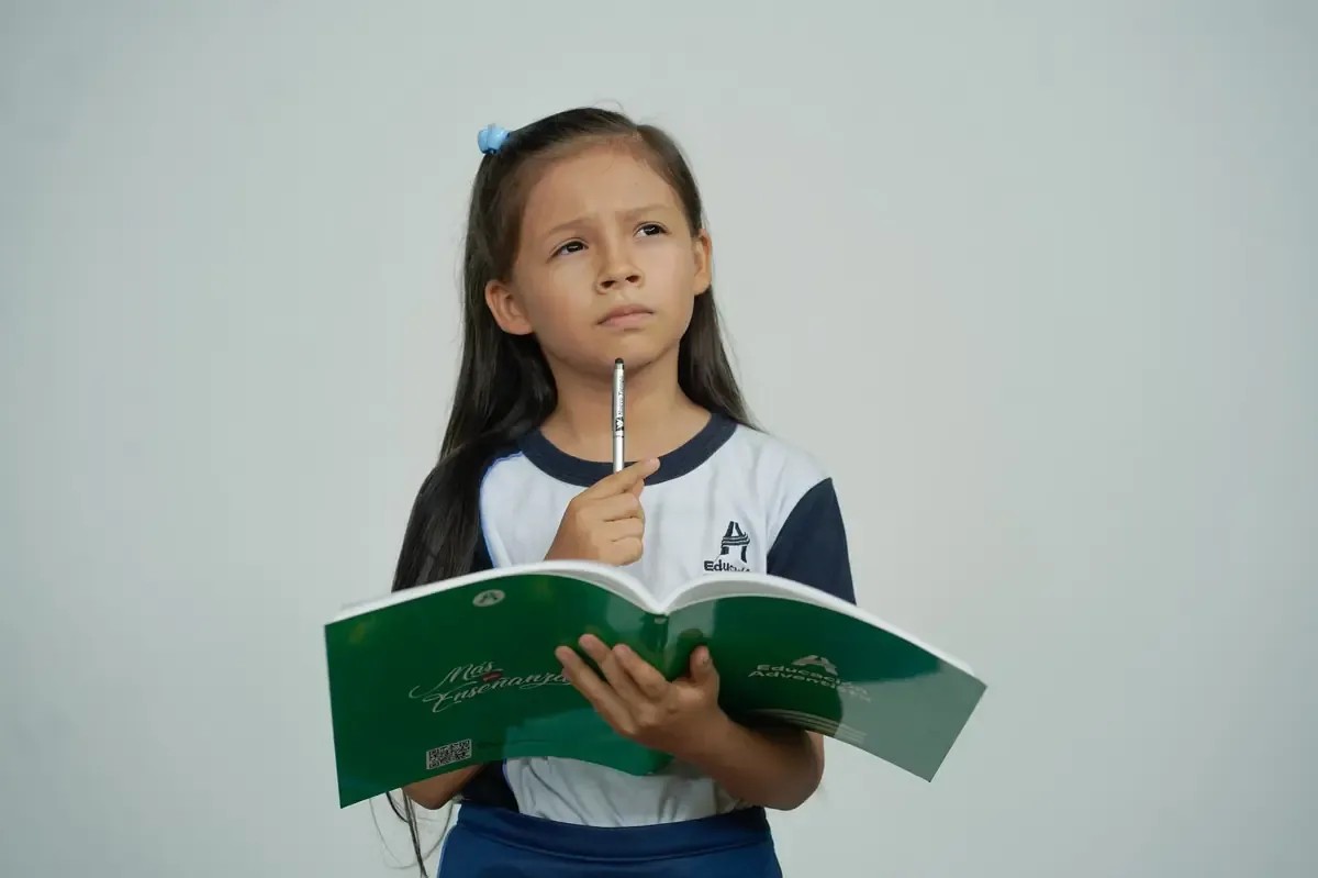 La gobernadora de Chihuahua sugiere la necesidad de evaluar la salud mental de los políticos ante críticas en el contexto electoral.