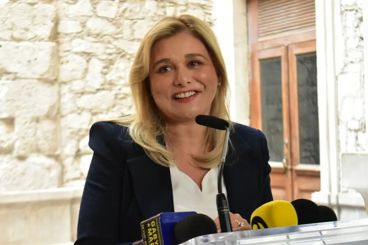 La gobernadora de Chihuahua enfatiza la necesidad de revisar perfiles de candidatos.