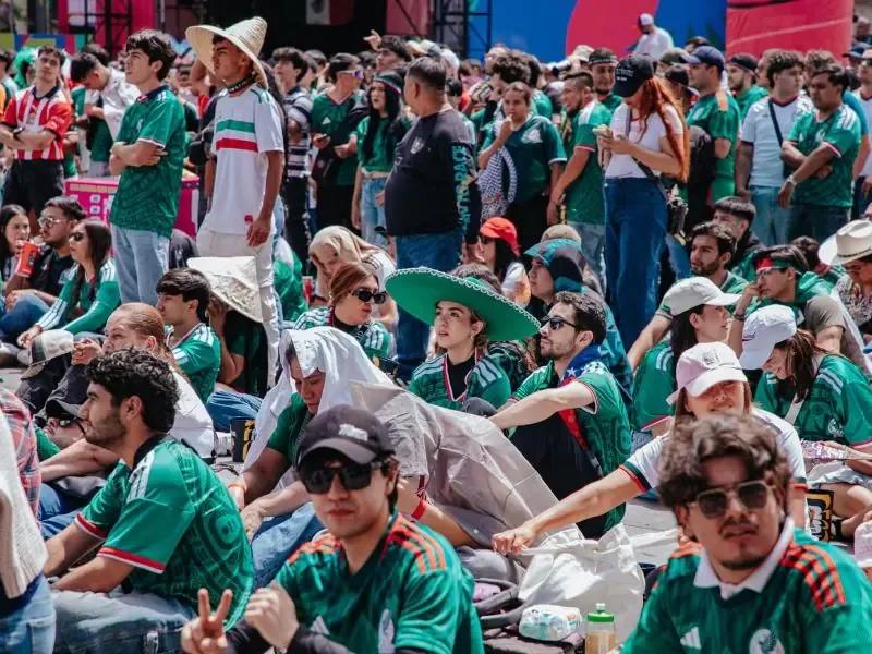 Casi 50 mil aficionados abarrotan el centro de Guadalajara durante evento mundialista.