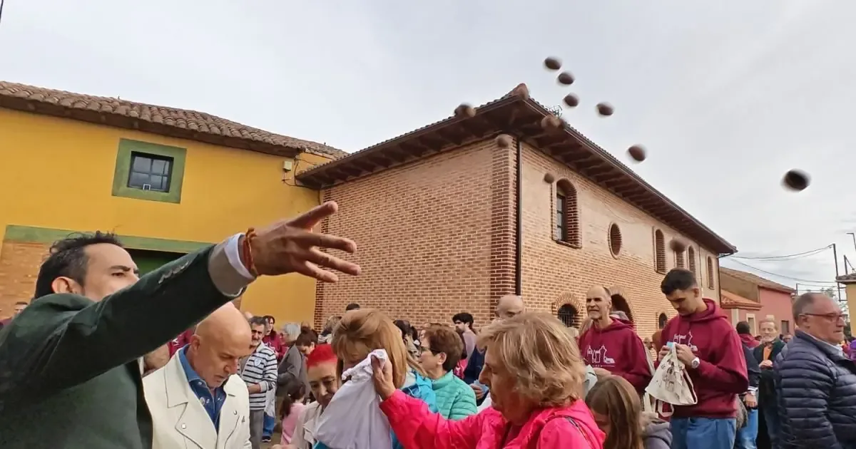 La fiesta La Cañamona reune a la comunidad con tradiciones y avellanas lanzadas al público.