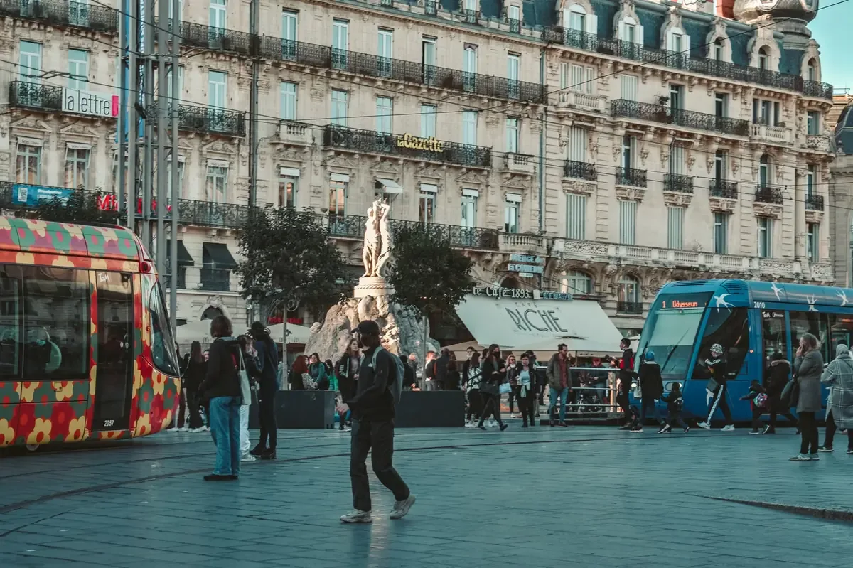 El evento, en la Plaza de la República, resalta la diversidad y el compromiso con los migrantes en Francia.