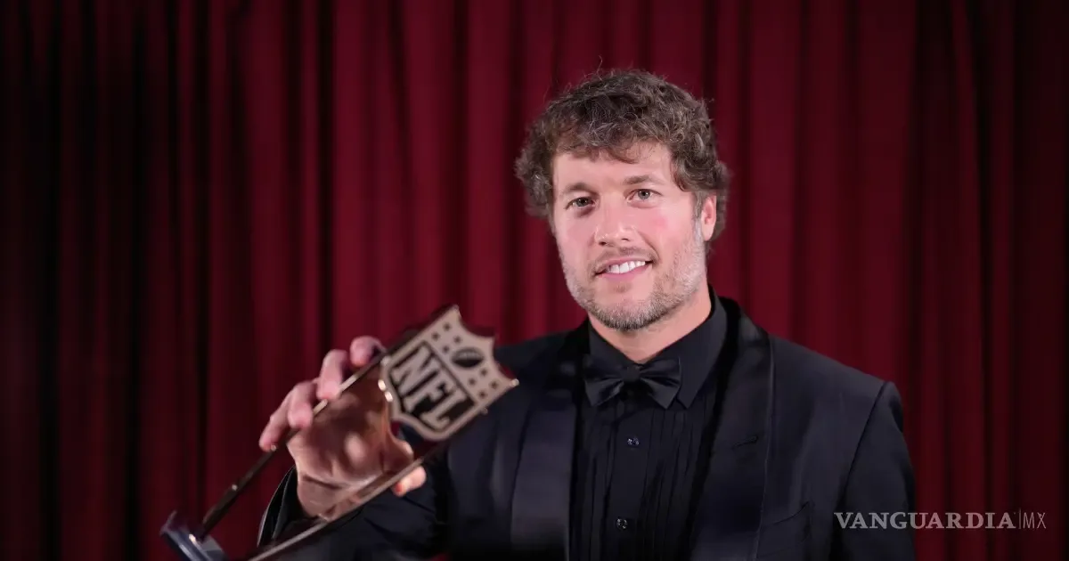 Matthew Stafford recibiendo el premio de MVP durante los NFL Honors en San Francisco.