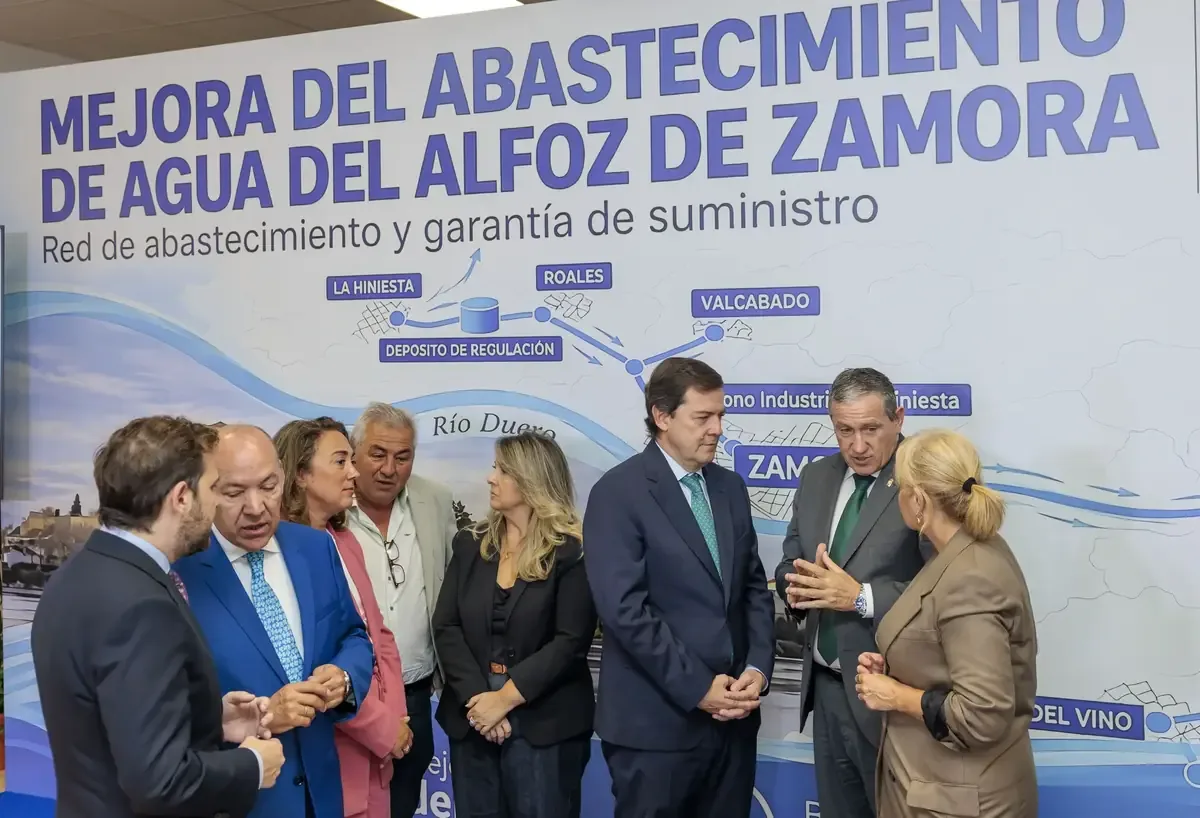 Alfonso Fernández Mañueco subraya avances en el suministro de agua en ocho localidades, provocando reacciones en el Ayuntamiento de Zamora.