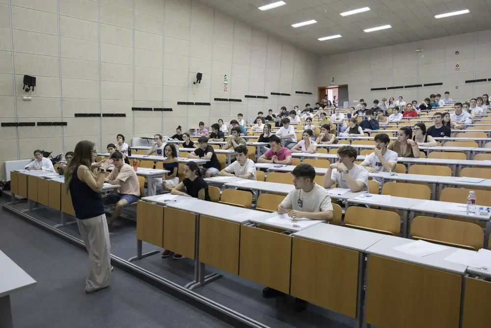 El presidente desea éxito a los alumnos en un examen clave para su futuro.