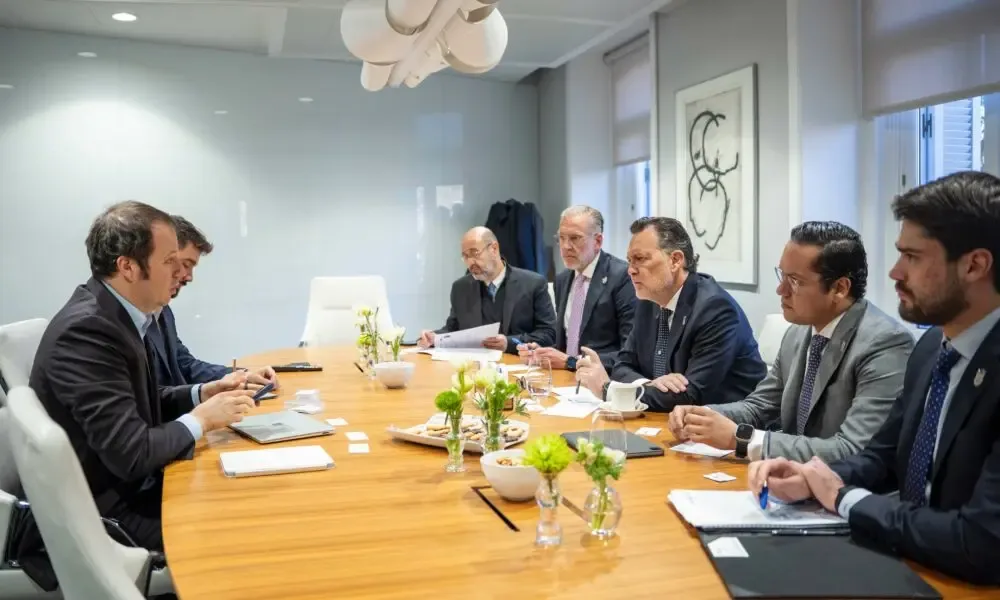 Mauricio Kuri y Chepe Guerrero en reunión en Madrid con líderes empresariales.