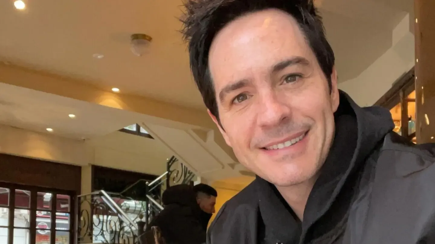Mauricio Ochmann durante una entrevista compartiendo su historia personal.