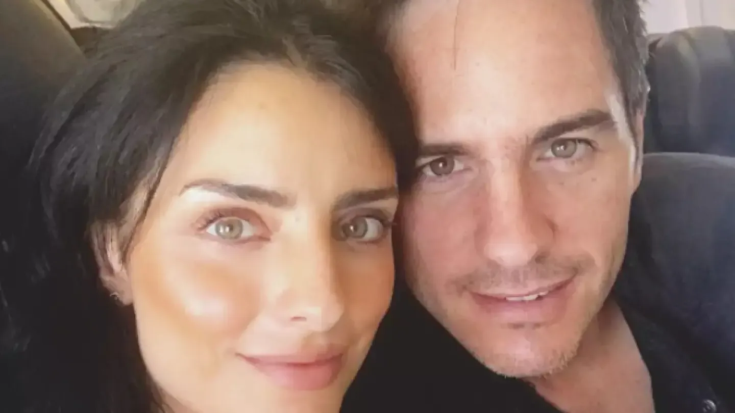 Mauricio Ochmann y Aislinn Derbez se apoyan mutuamente tras la pérdida familiar.