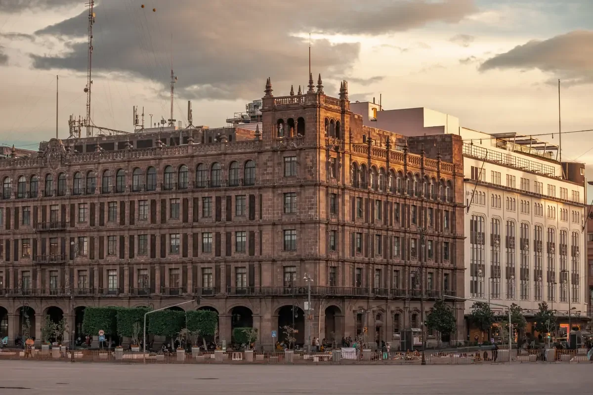 El funcionario busca representar a Morena en las elecciones municipales y destaca su experiencia política.