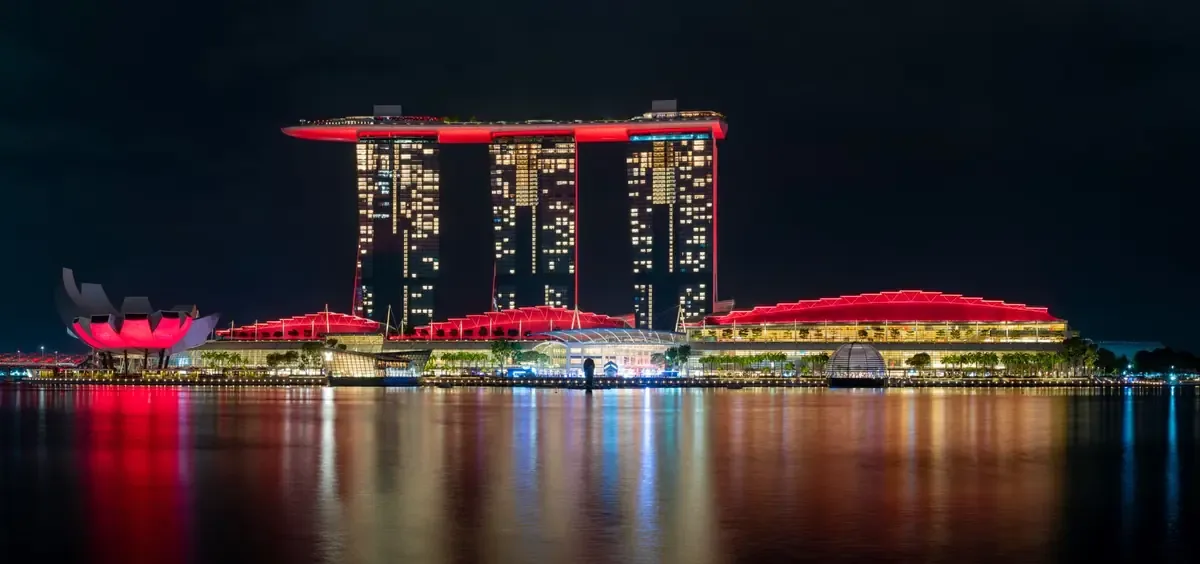 El piloto neerlandés rompe su mala racha en el circuito de Marina Bay y acumula 222 puntos en el campeonato.