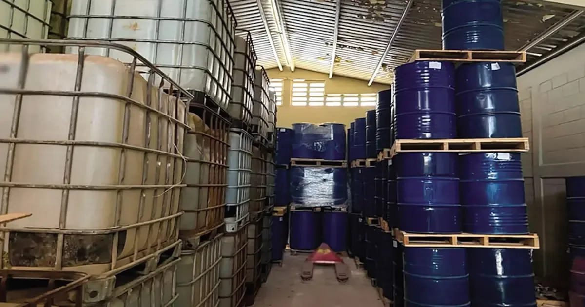 Las fuerzas federales aseguran más de 24 mil litros de metanfetamina en Sinaloa, marcando un hito en la lucha contra el narcotráfico.