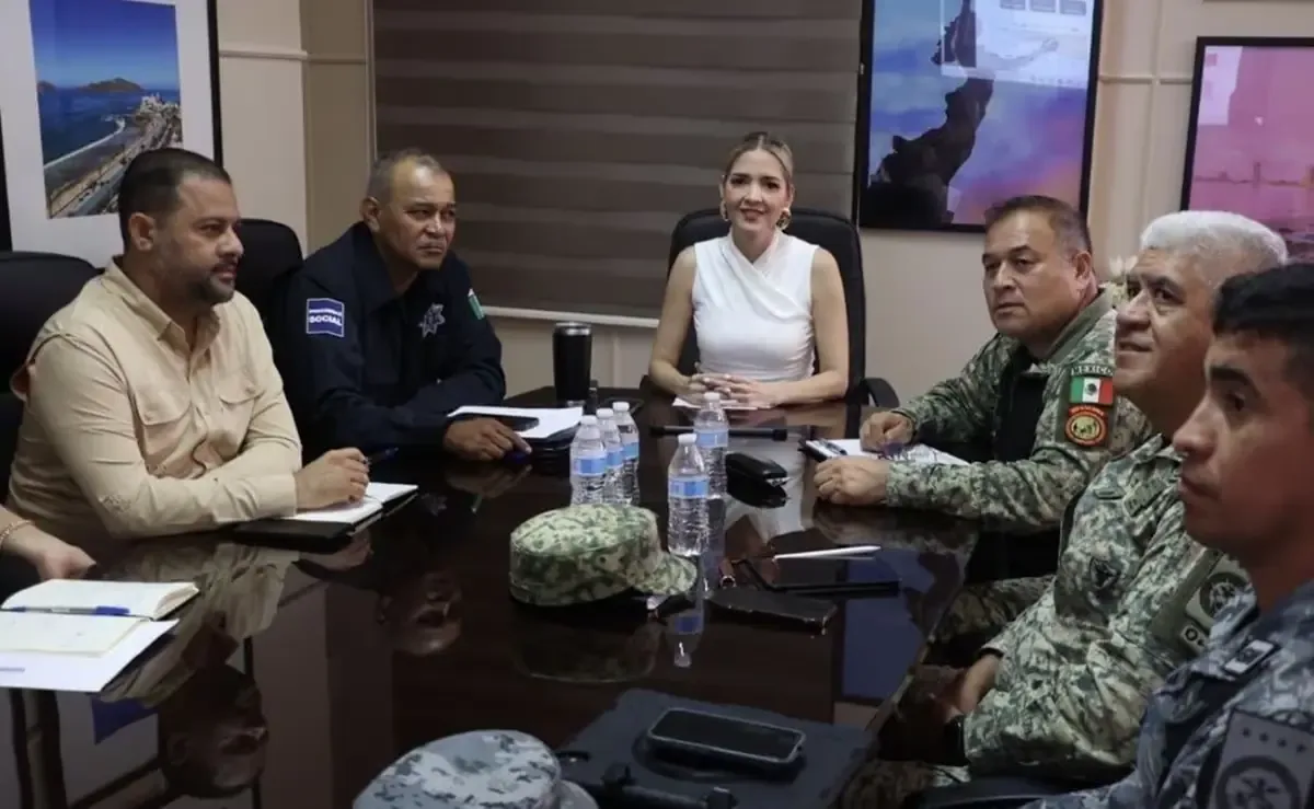 La reunión busca aumentar la vigilancia en áreas con mayor población y afluencia turística, asegurando la seguridad en el puerto.