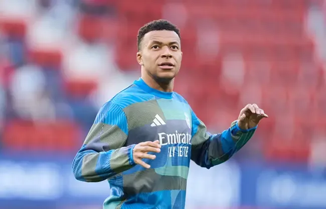 Kylian Mbappé aclara su situación como suplente y responde a la crítica.