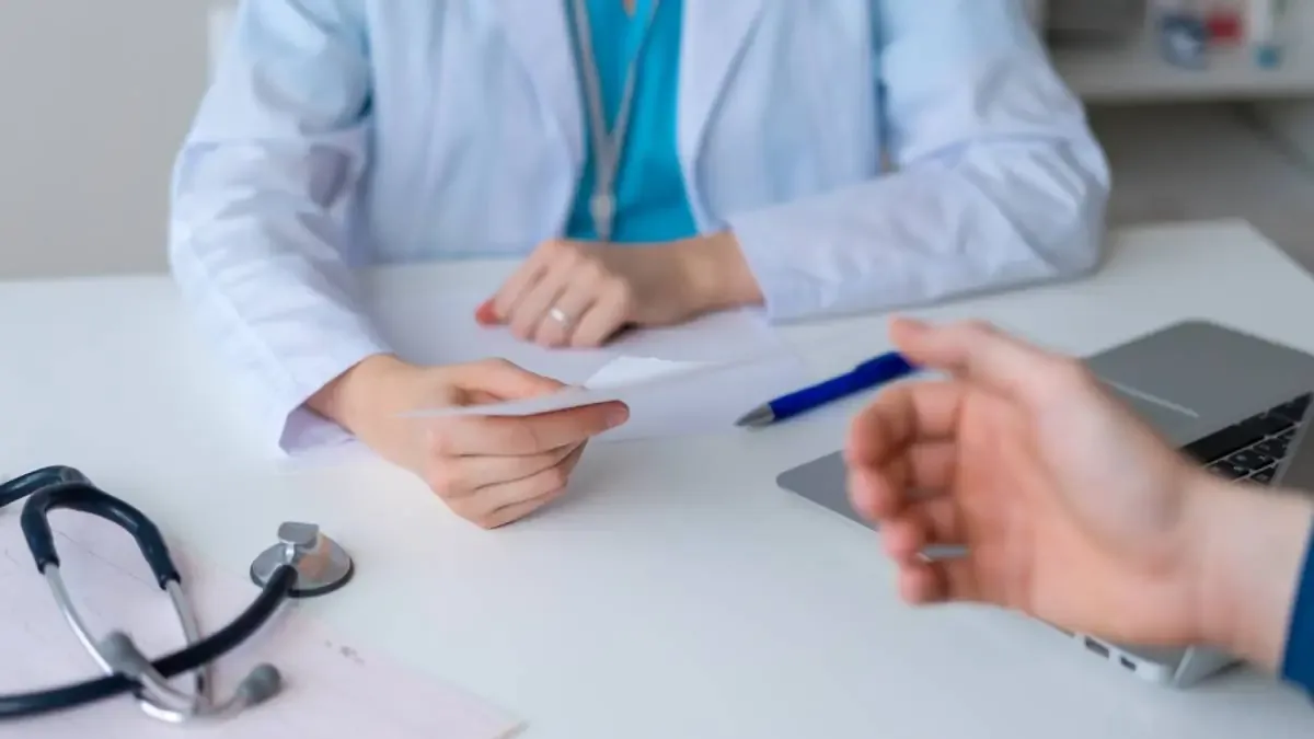 Un especialista fue sancionado por un año tras investigaciones sobre conductas inapropiadas en una consulta médica.