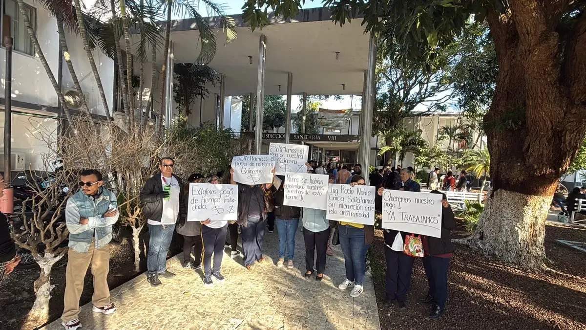 Médicos y enfermeras se manifiestan en Veracruz por falta de pago.