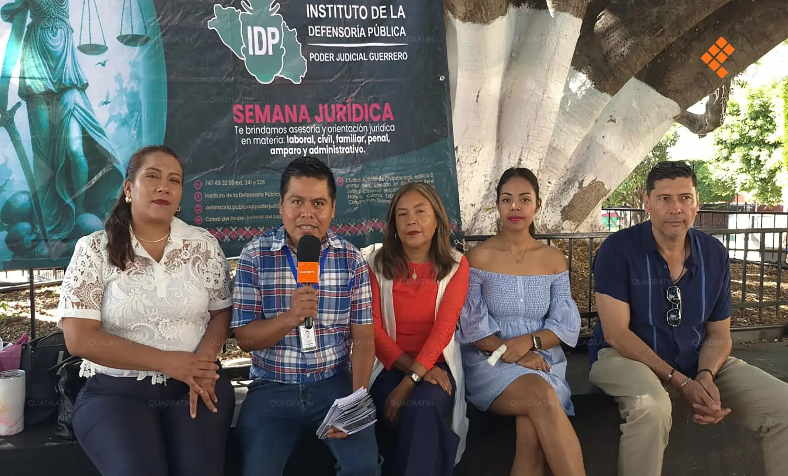 Módulo de asesoría legal en Chilpancingo, Guerrero, frente a la catedral.