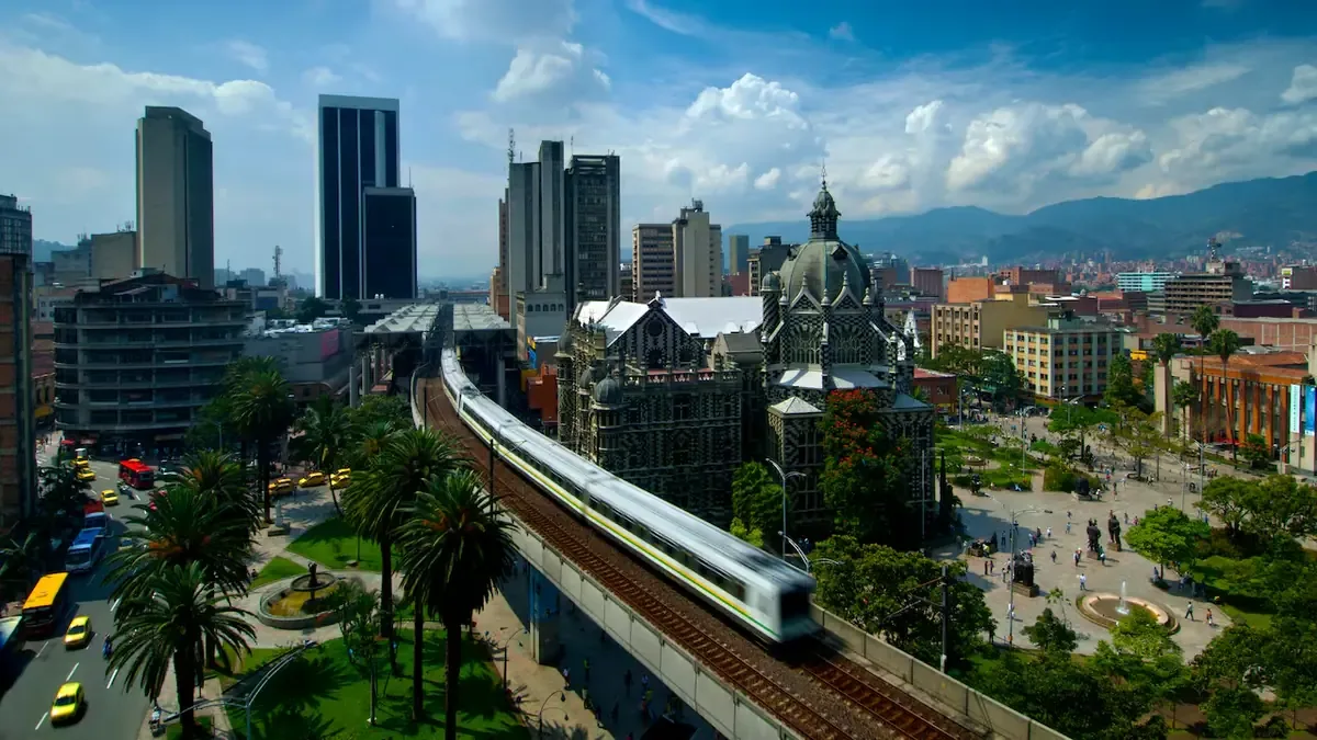 El turismo en Medellín se consolida como un pilar económico, con un impacto significativo del mercado internacional.